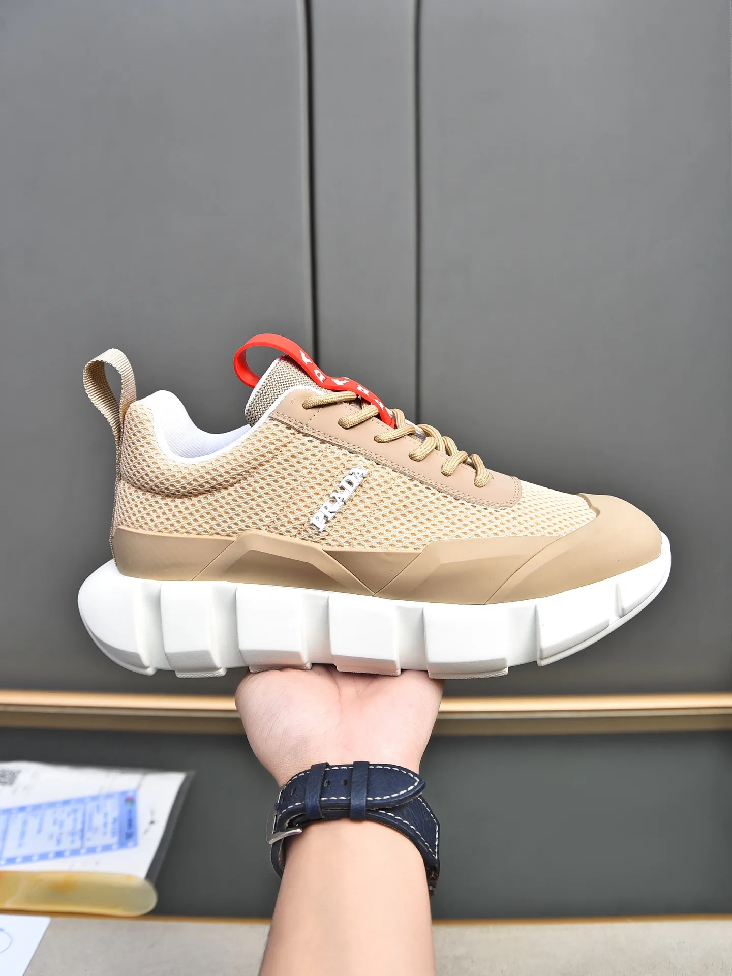 Men's shoes 💰480 PRADA/Prada men's lace-up casual sports shoes, the upper is made of cowhide leather and breathable mesh. It is soft, comfortable and breathable. The tongue is decorated with the PRADA brand letter logo. The thick rubber sole echoes the red label tongue. The style is fashionable and generous. The details are carefully crafted. A casual sports shoe with a super fashionable look on the foot. Excellent breathability!  Size: 38-44 (45 46 customized)
